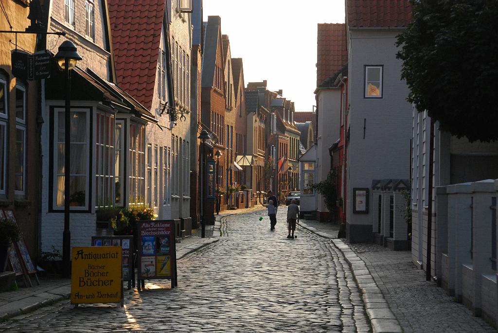 0630 DSC_5056.JPG - Husum, [de]Nordsee. In einem Haus in dieser Straße hat Theodorm Storm lange Zeit gelebt und gewirkt.[en]North Sea. Theodorm Storm, a German poet, lived an worked in a house in this road 1866-1880.